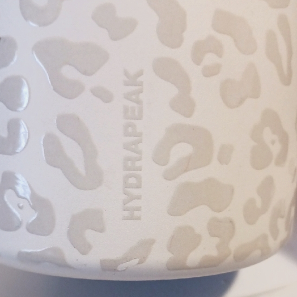 HYDRAPEAK White Leopard Print Insulated Quencher with Straw -50 oz. - Picture 2 of 10